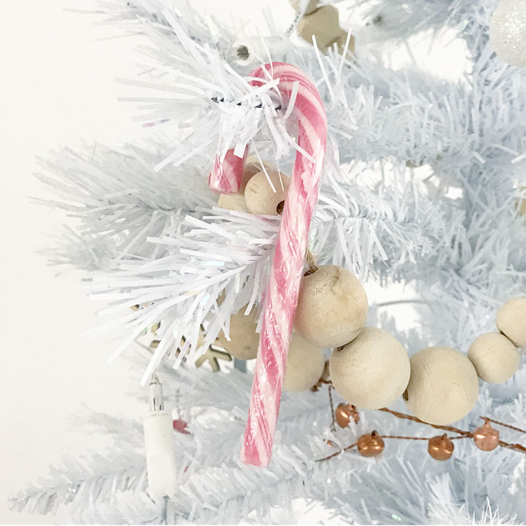 kindvriendelijke witte kerstboom candy canes