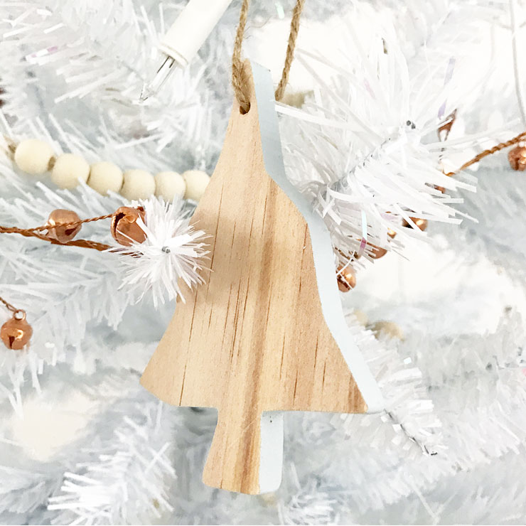 kindvriendelijke witte kerstboom houten hanger ikea