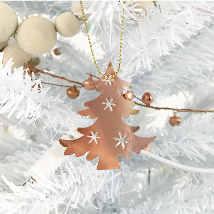 kindvriendelijke witte kerstboom koperen hangers