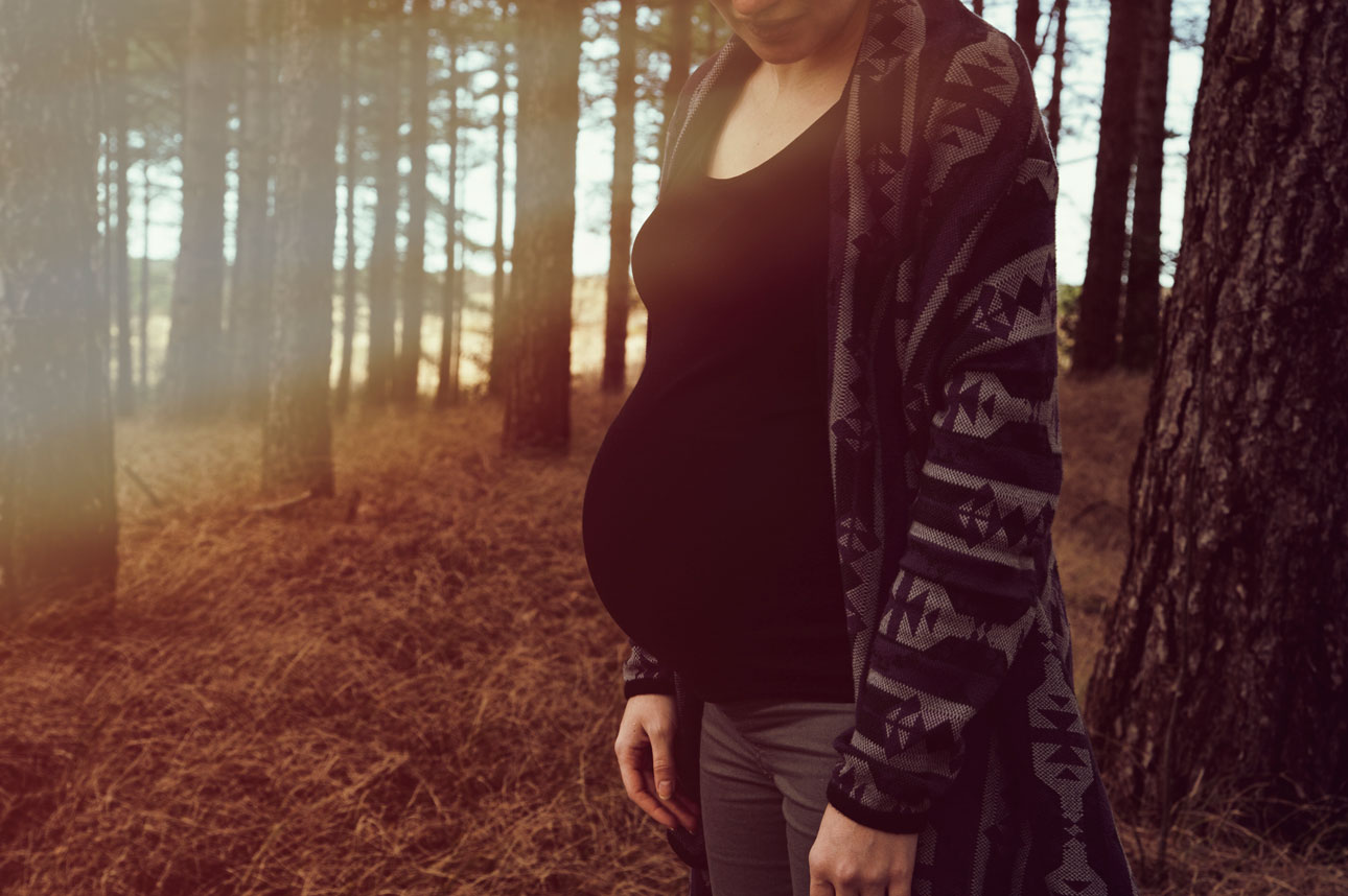 zwangerschapsfotoshoot marike bijlsma jeanique buik bos licht