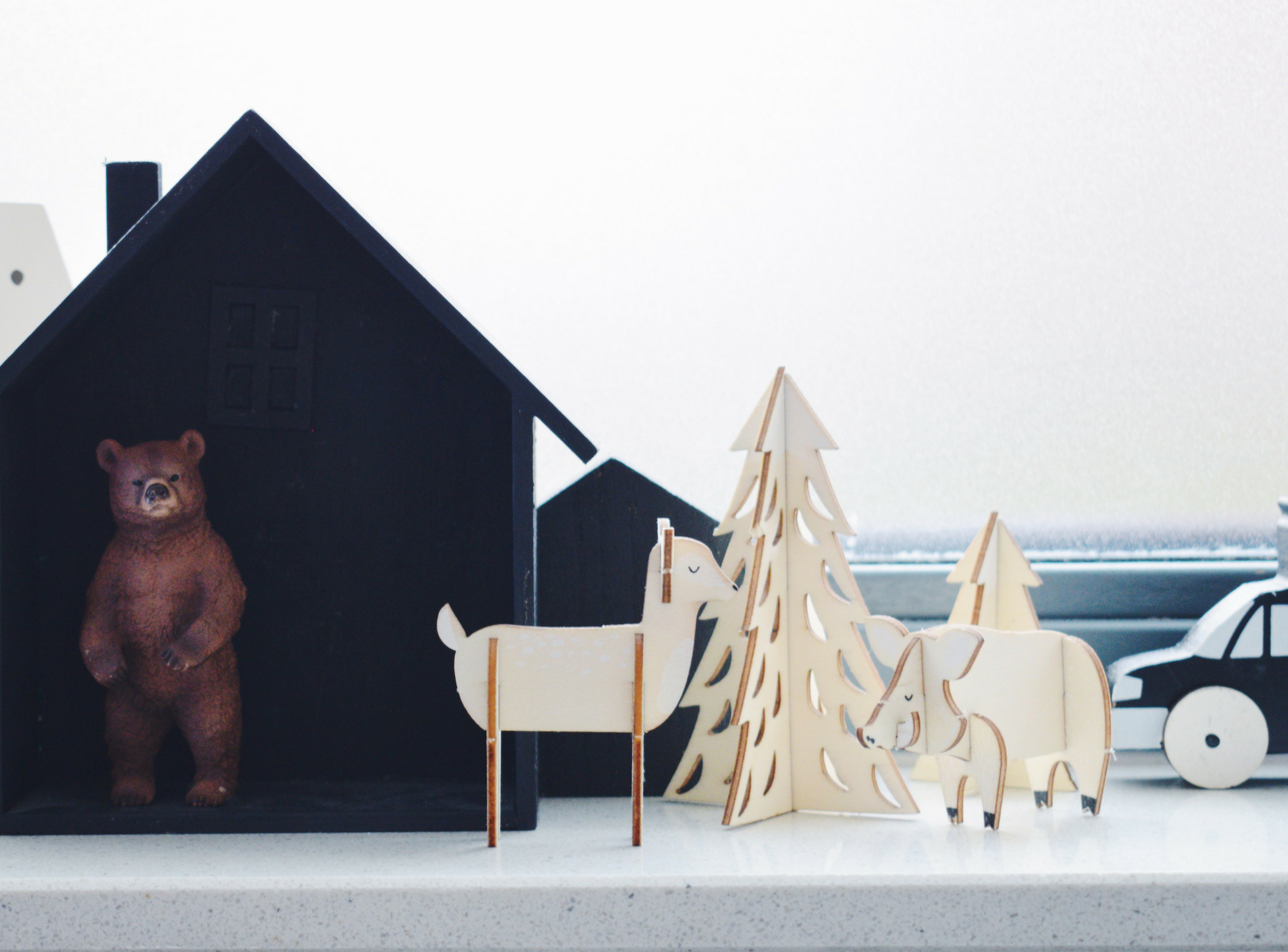 kersthuis 2018 vensterbank schleich houten dieren