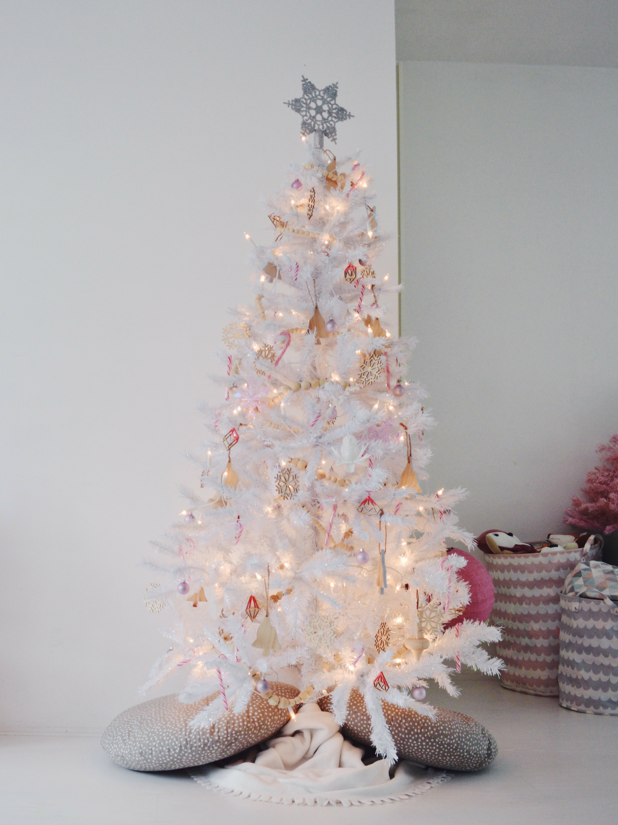 Pakket opbouwen Enten Onze witte kerstboom 2018: warm wit met veel hout en roze | mamalifestyle.nl