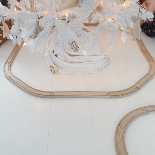 witte kerstboom houten treinbaan